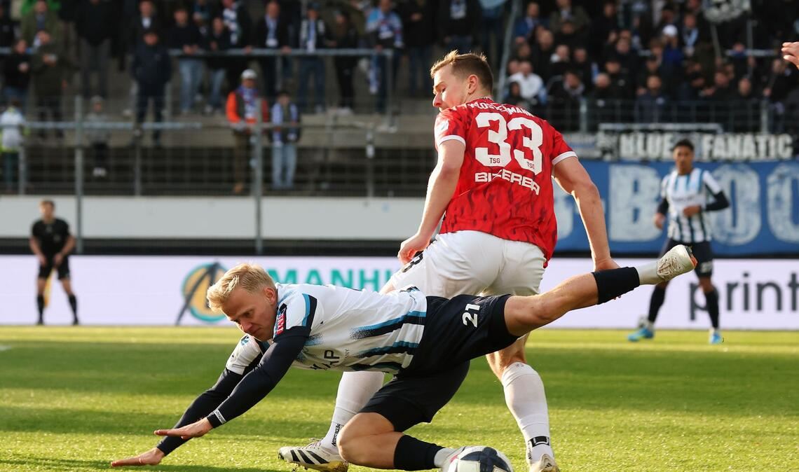 Per Lockl im Zweikampf mit Simon Klostermann.