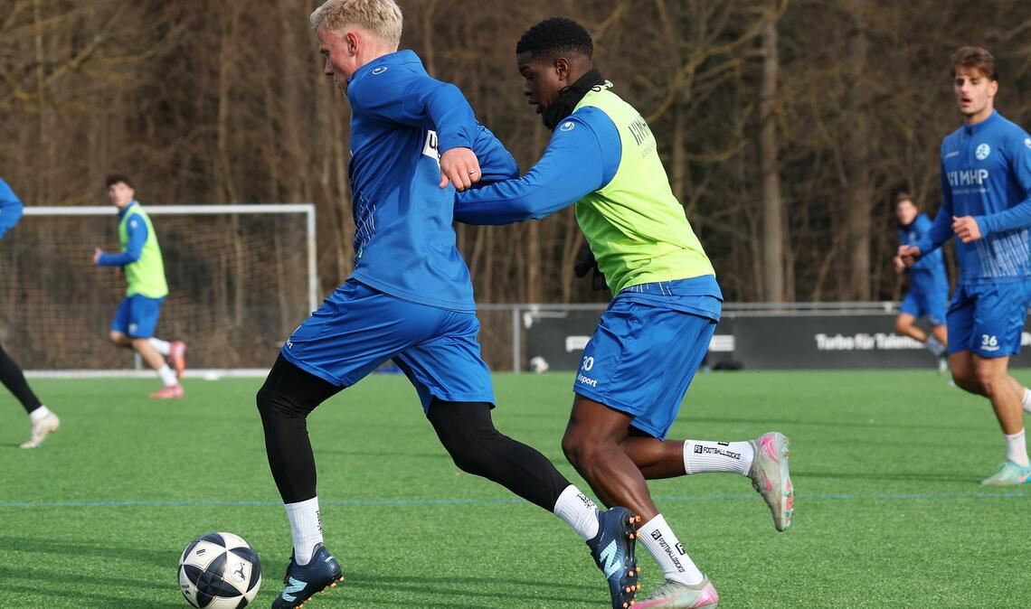 Per Lockl (li.) im Duell mit Abdoulie Mboob.