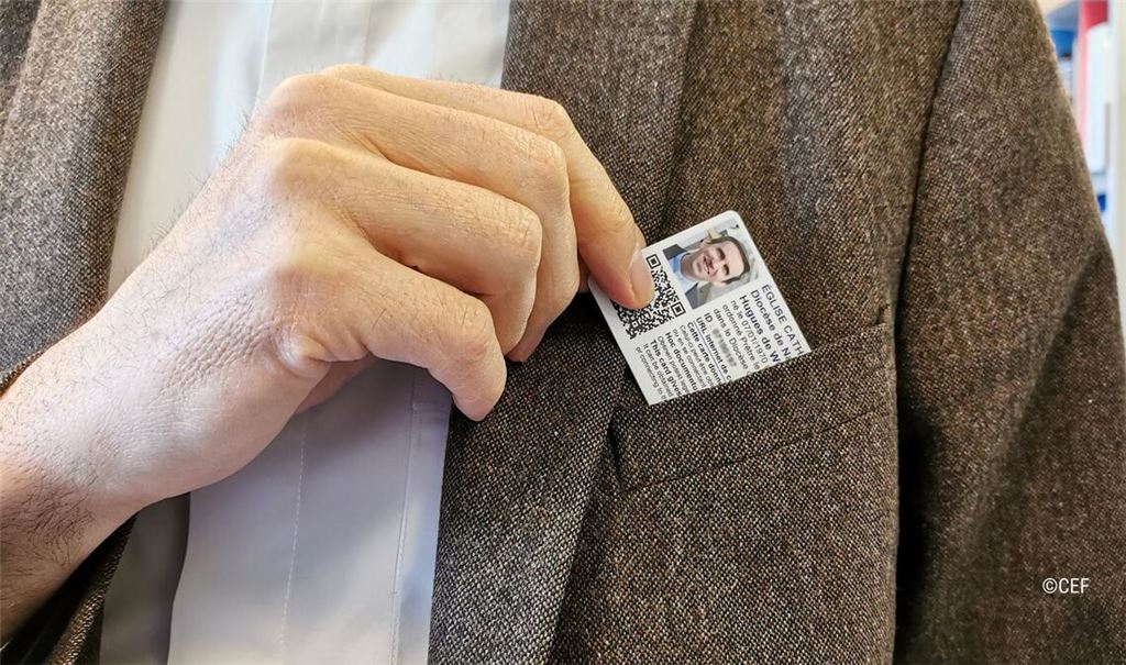 Per QR-Code können Kirchenverantwortliche in Frankreich die Akte von Priestern aus dem Register aufrufen.