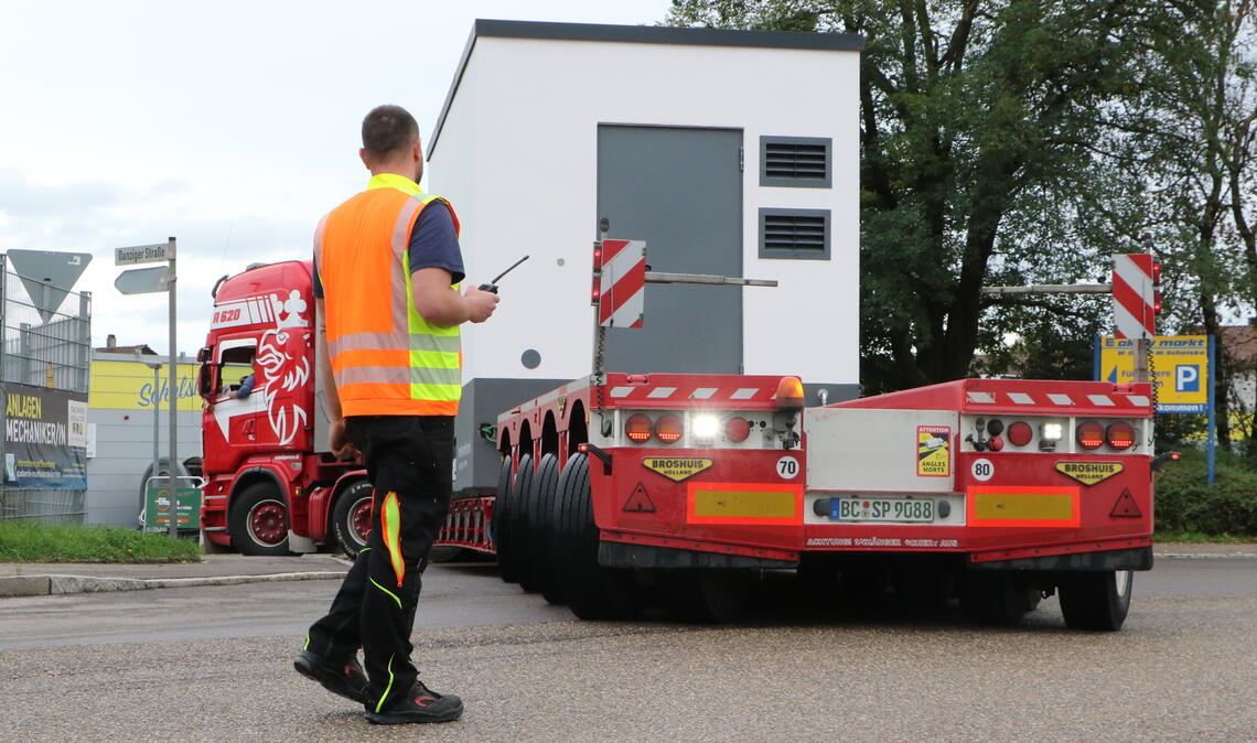 Das „Herzstück“ der Breitbandversorgung Per Schwerlasttransport wird das kleine Häuschen, in dem künftig das Internet verteilt wird, aus Nürtingen angeliefert. Fotos: Steigleder
