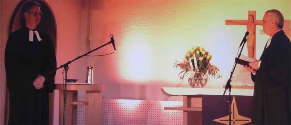 Per Streaming können die Gottesdienstbesucher mitverfolgen, wie Dekan Jürgen Huber (re.) Pfarrer Hans-Ulrich Läpple aus seinem bisherigen Dienst verabschiedet. Doch schon in wenigen Wochen werden sich beide in Pinache bei der Amtseinführung in der dortigen Kirche wiedersehen. Foto: Becker