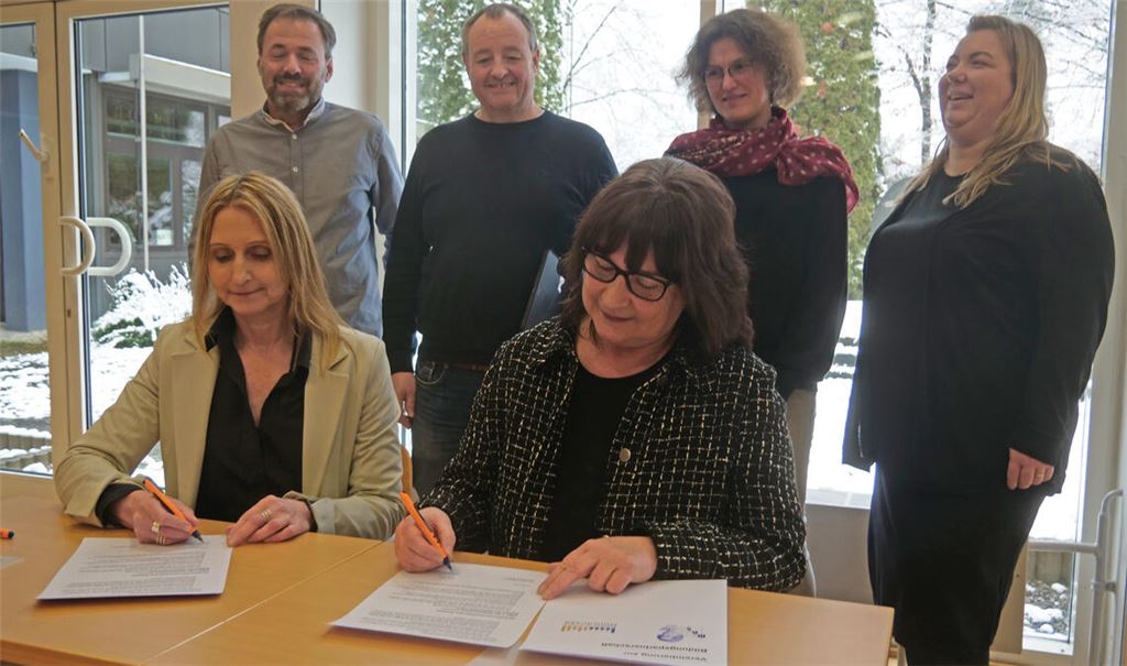 Per Unterschrift unter den Vertrag wird von den beiden Schulleiterinnen die Kooperation zwischen der Beruflichen Schule und der Mörike-Realschule besiegelt. Foto: Friedrich