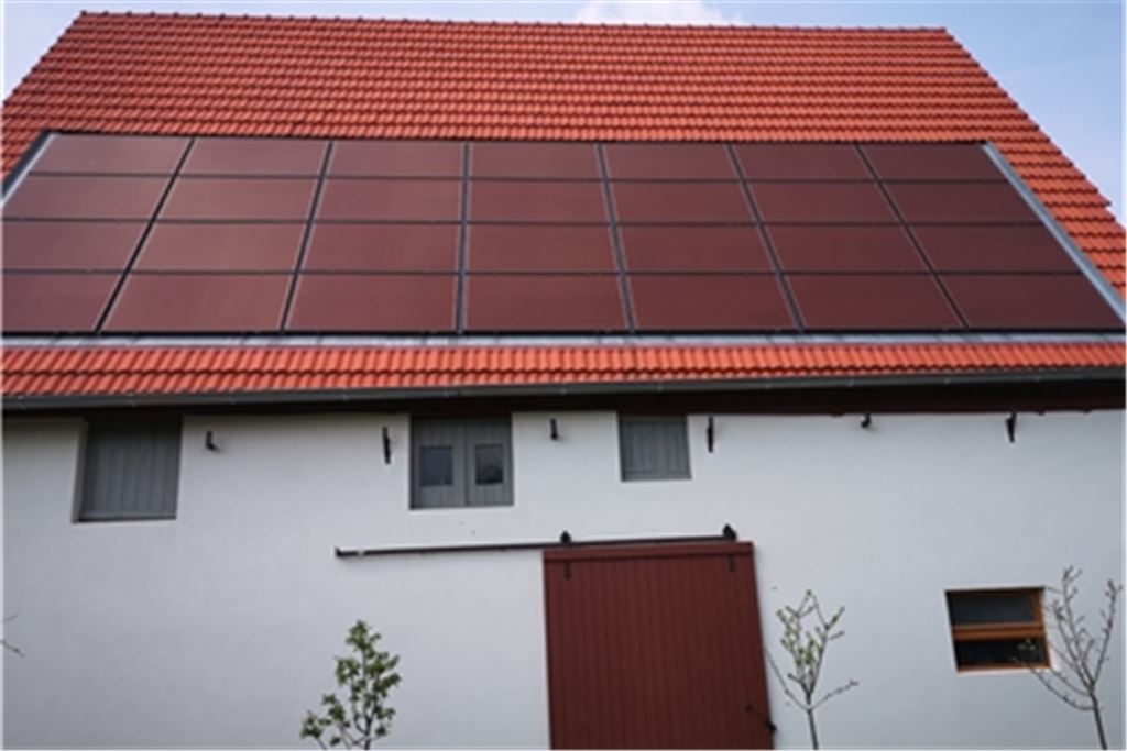 Perfekt aufeinander abgestimmt: Die Fotovoltaik passt zur Farbe des Daches. Fotografiert an der Friedenstraße in Lienzingen, das als Etterdorf viel historische, gut erhaltene und darum denkmalgeschützte Bausubstanz aufweist. Foto: privat 