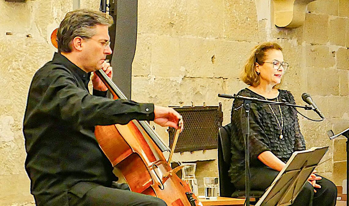 Perfekt harmonierendes Trio: Christian Poltéra mit „Mara“ und Schauspielerin Barbara Auer. Foto: Weber