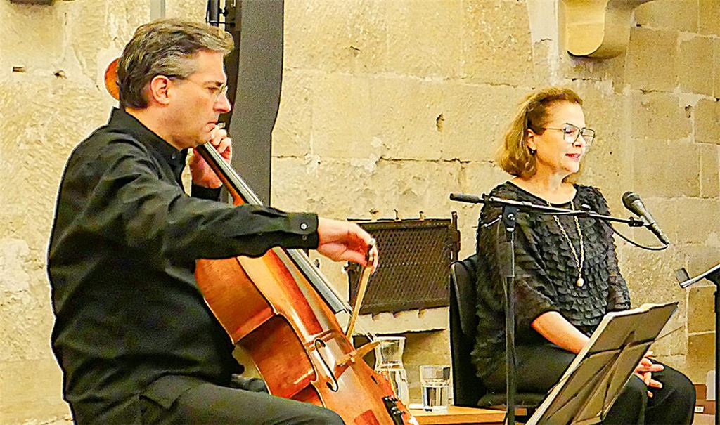 Perfekt harmonierendes Trio: Christian Poltéra mit „Mara“ und Schauspielerin Barbara Auer. Foto: Weber