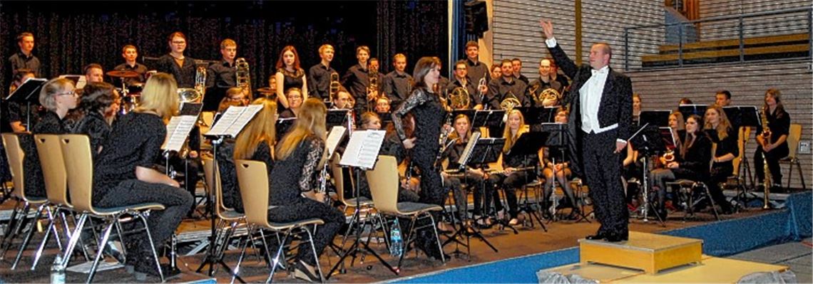 Perfekt zusammen wirken die Musiker und ihr musikalischer Leiter Rainer Kropf.