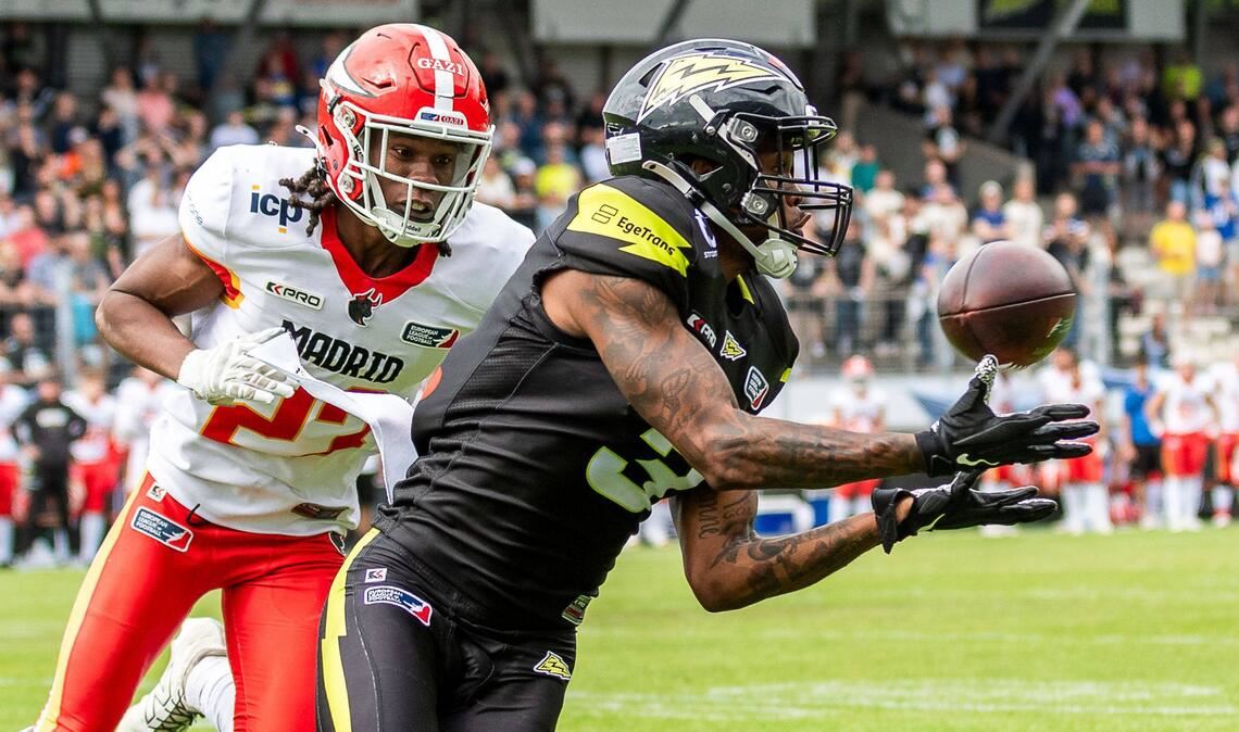 Stuttgart Surge setzt ein klares Statement Perfekte Aktion: Mike Harley Jr., Wide Receiver von Stuttgart Surge, fängt den Ball in der Endzone.