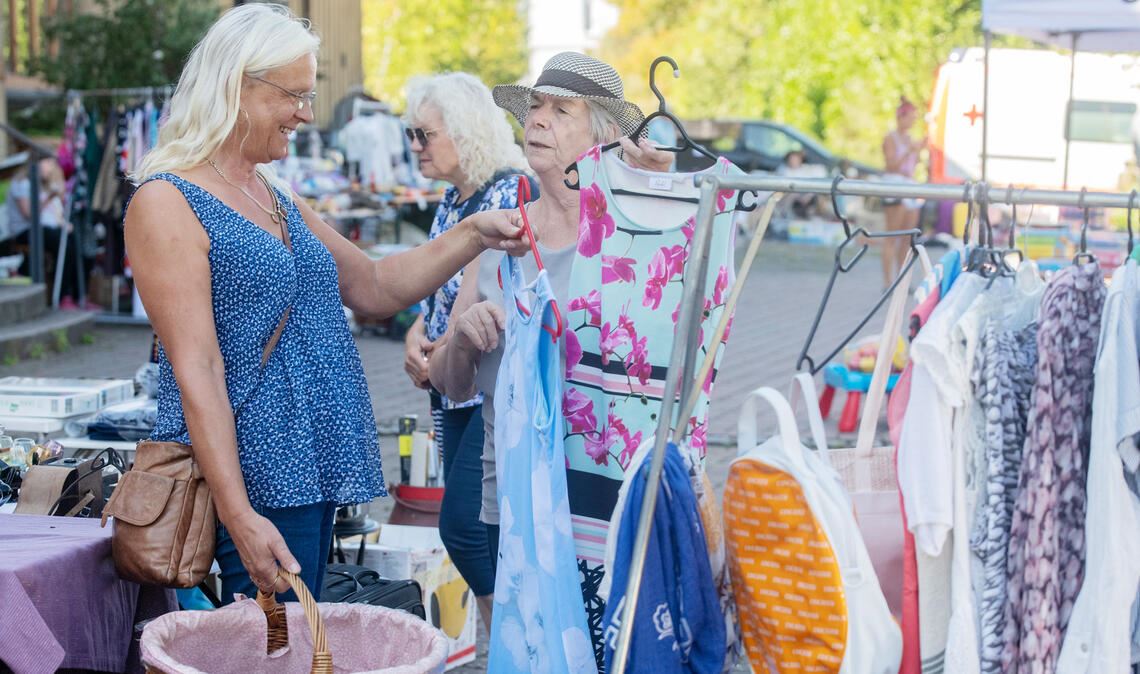 DRK-Flohmarkt in Maulbronn: „Nichts gesucht, aber etwas gefunden“ Persönliche Beratung ist Waltraud Mayer (re.) an ihrem Stand wichtig. Foto: Fotomoment