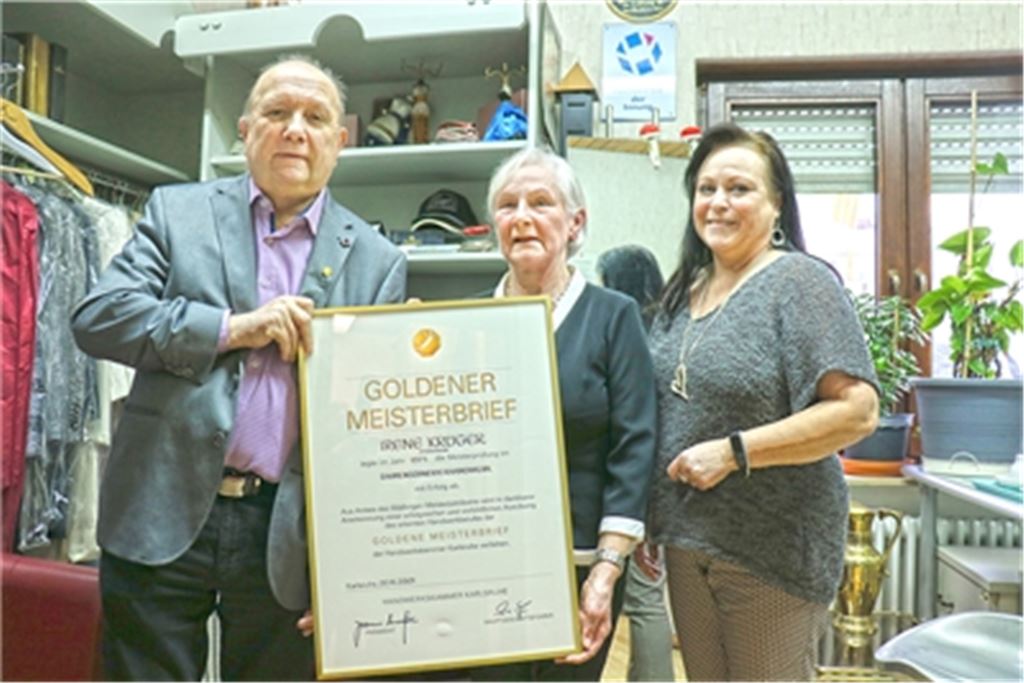 Persönlicher Moment: Ehrenkreishandwerksmeister Rolf Nagel überreicht den Goldenen Meisterbrief im privaten Rahmen an Damenschneiderin Irene Krüger, rechts die Obermeisterin der regionalen Textil- und Bekleidungs-Innung, Susanne Mühlberger. Foto: Wewoda