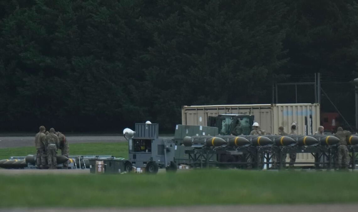 Personal der US-Luftwaffe arbeiten auf der RAF Fairford. Auf der britischen Luftwaffenbasis Fairford waren US-Langstreckenbomber gelandet.