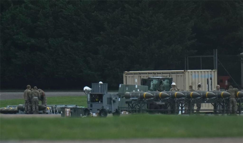 Personal der US-Luftwaffe arbeiten auf der RAF Fairford. Auf der britischen Luftwaffenbasis Fairford waren US-Langstreckenbomber gelandet.