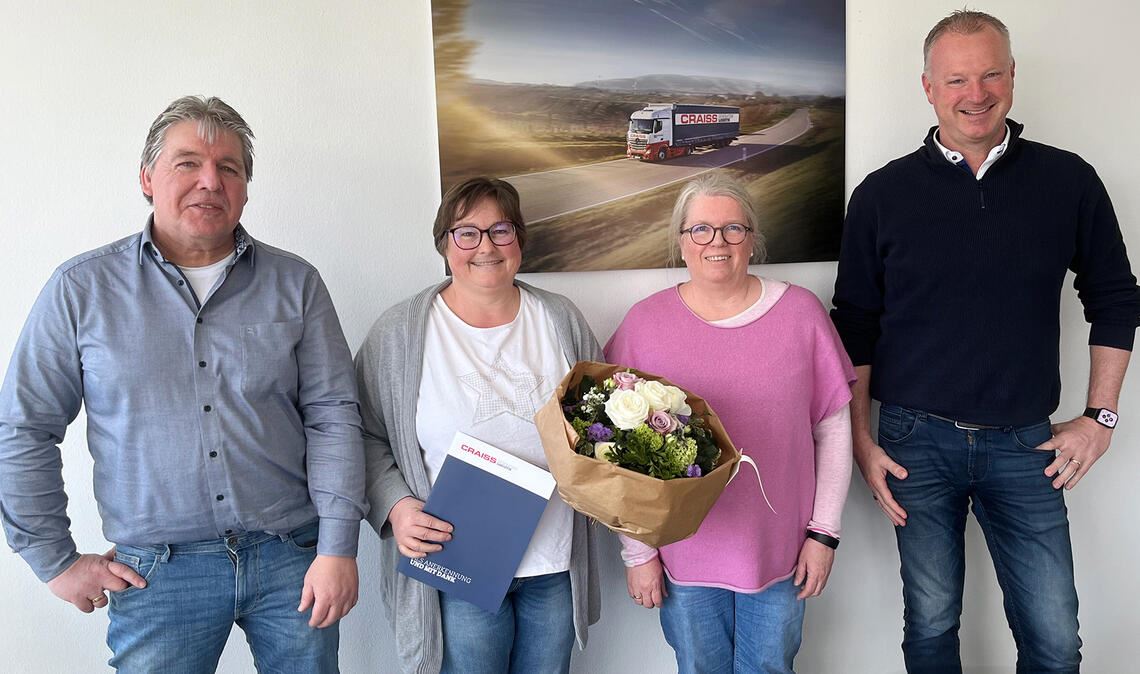 Personalchef Dirk Fuhrmann (li.), die Teamleiterin Abrechnung und Lademittelverwaltung, Petra Müller (2. v. re.) und der kaufmännische Geschäftsführer Matthias Diehm danken Beate Hermann. Foto: Craiss