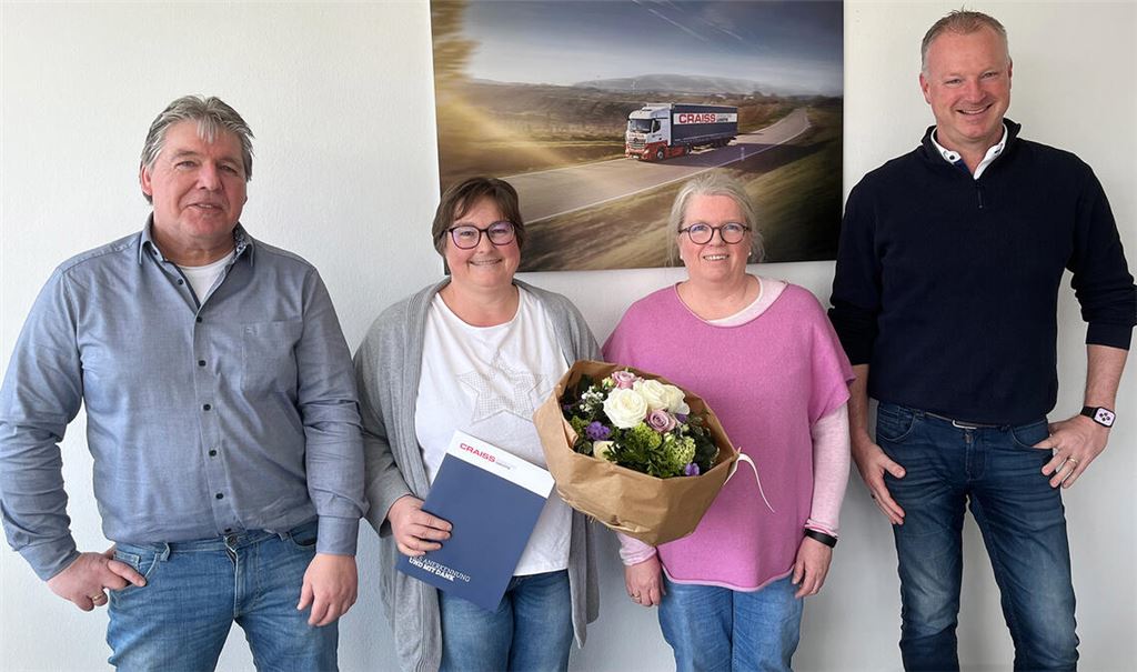 Personalchef Dirk Fuhrmann (li.), die Teamleiterin Abrechnung und Lademittelverwaltung, Petra Müller (2. v. re.) und der kaufmännische Geschäftsführer Matthias Diehm danken Beate Hermann. Foto: Craiss