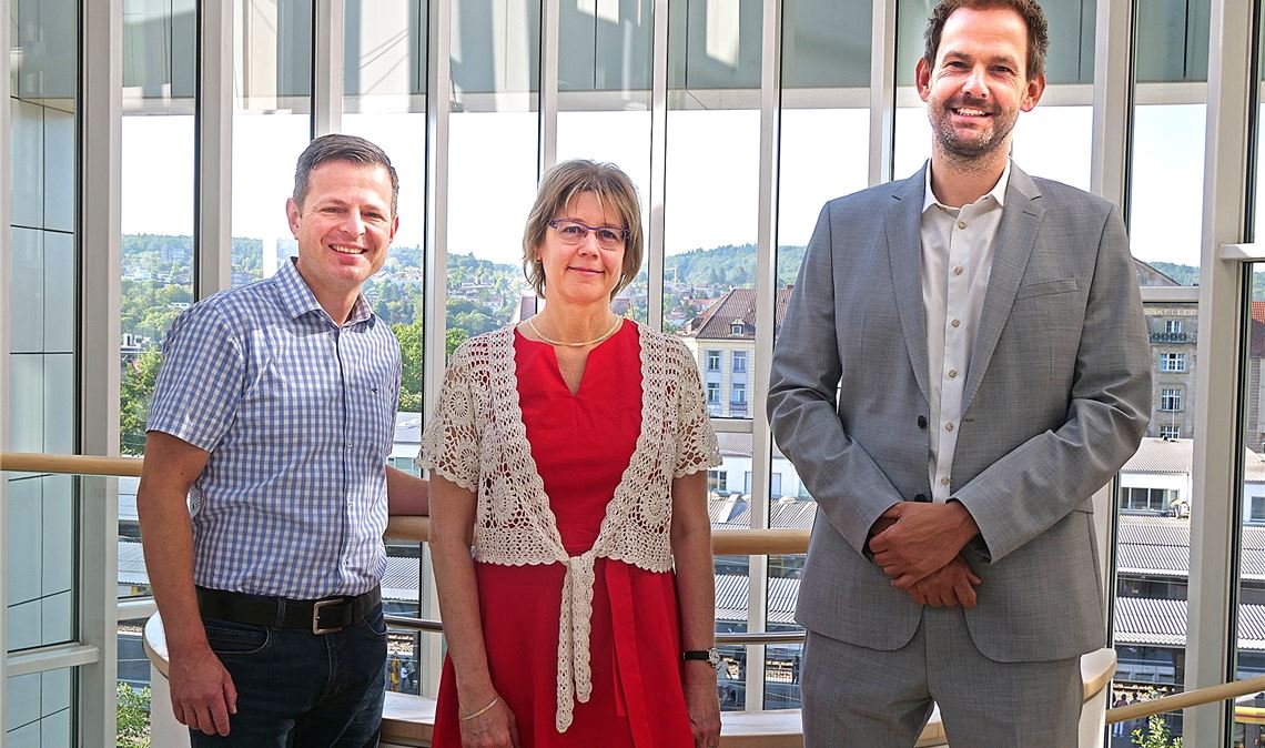 Personalmangel wird auch im Landratsamt zunehmend zum Problem. Die Amtsleiter Oliver Müller und Evelyn Foerster und Landrat Bastian Rosenau (v. li.) mahnen deshalb politische Weichenstellungen als Vorsorge gegen gravierende Engpässe an. Foto: Friedrich