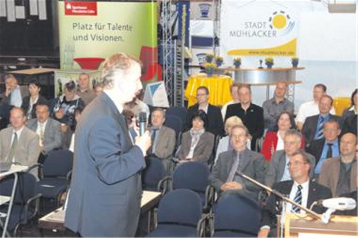 Personalmarketing-Experte Professor Michael Bernecker gestern Abend bei seinem Vortrag im Mühlehof. Foto: Franz