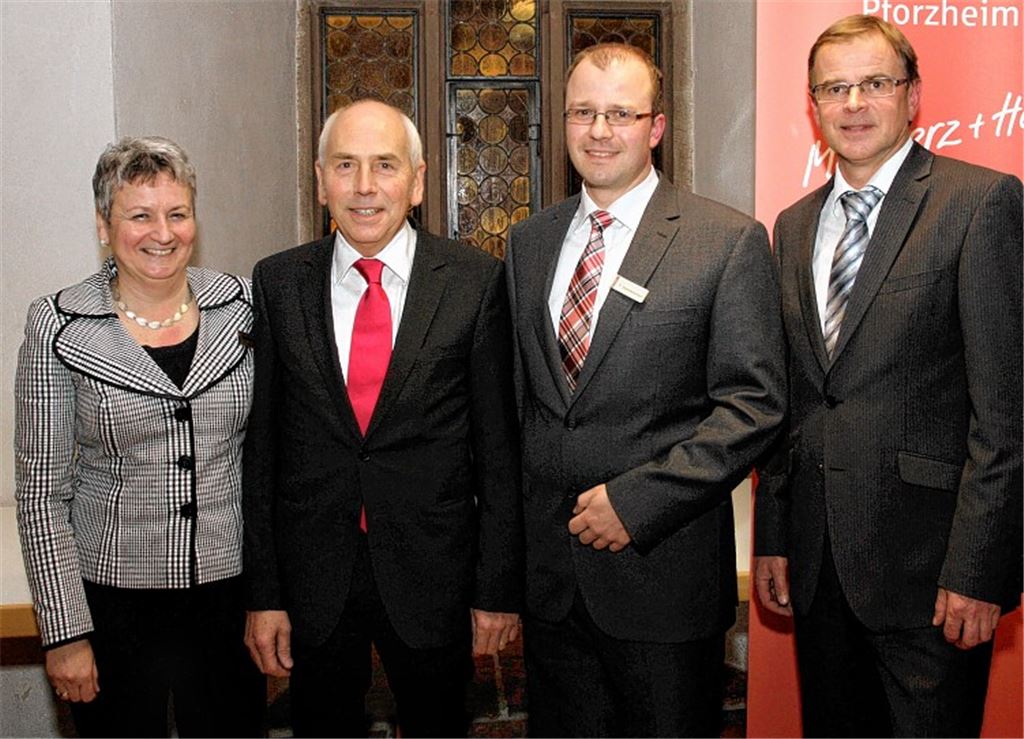 Personalrätin Edith Anselment (v.li.), Helmut Horlacher, Timo Steinbrecher und Sparkassendirektor Sieghardt Bucher.Foto: Tilo Keller