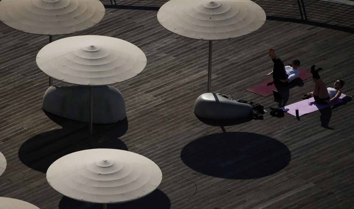 Personen trainieren am Strand von Tel Aviv.