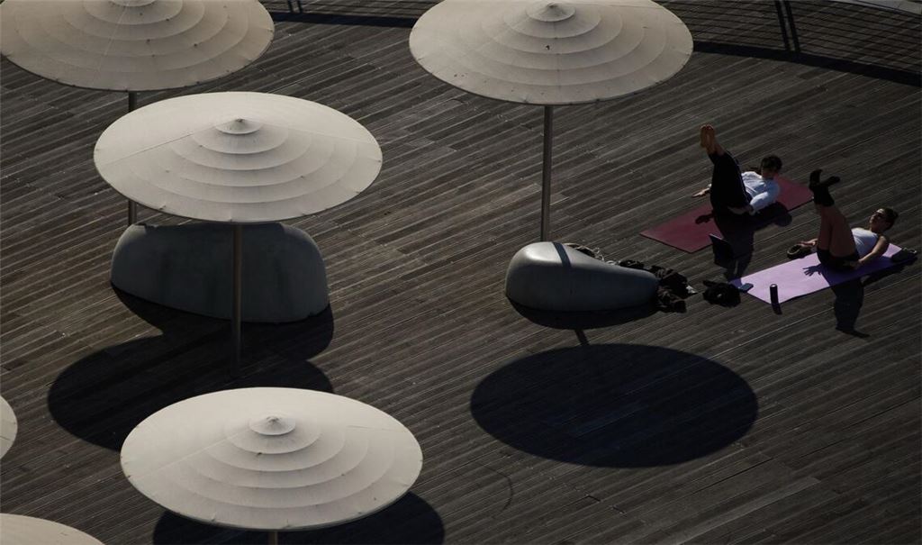 Personen trainieren am Strand von Tel Aviv.