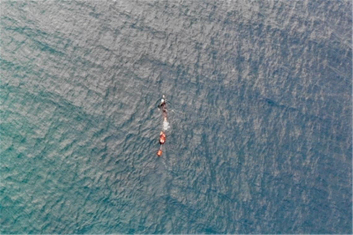 Perspektive aus der Luft: Jonas Deichmann schwimmt an der Küste Kroatiens entlang und zieht sein Gepäck in einem speziell angefertigten Floß hinter sich her. Oftmals hat er dabei mit widrigen Bedingungen zu kämpfen, die ihn immer wieder zu Pausen zwingen. Die gute Nachricht: Den Großteil der Schwimmstrecke durch die Adria in Richtung Dubrovnik hat der 33-Jährige, wie auf seiner Internetseite ein Live-Tracking zeigt, bereits hinter sich gebracht. Er befindet sich – Stand Montagvormittag – derzeit in der Nähe des kroatischen Orts Gradac. Fotos: © Markus Weinberg