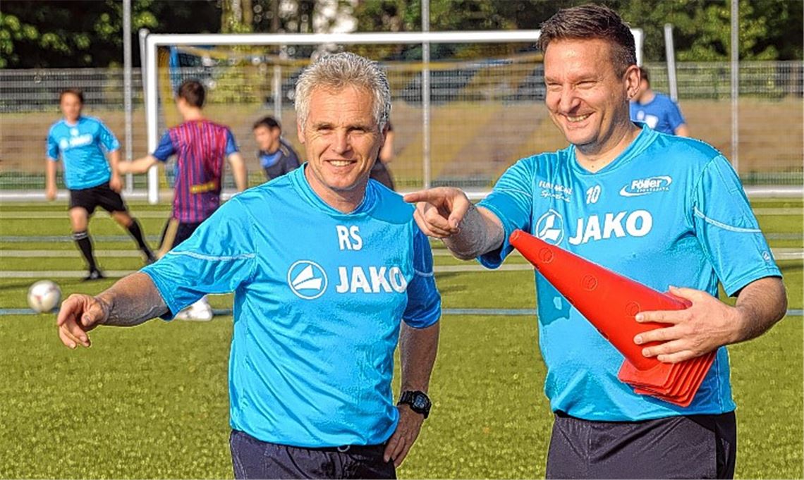 Perspektivwechsel für Simon Roller (re.): Wie Reiner Schäfer, der das Bezirksliga-Team von Phönix Lomersheim coacht, gehört jetzt auch der ehemalige Stürmer zur Riege der Trainer. Am Sonntag wird es für die Lomersheimer Reserve, für die Roller zuständig ist, ernst. Der Spielbetrieb in der Kreisliga B5 Enz-Murr geht los – und zwar mit einem Nachbarschaftsduell gegen den SV Illingen II. 