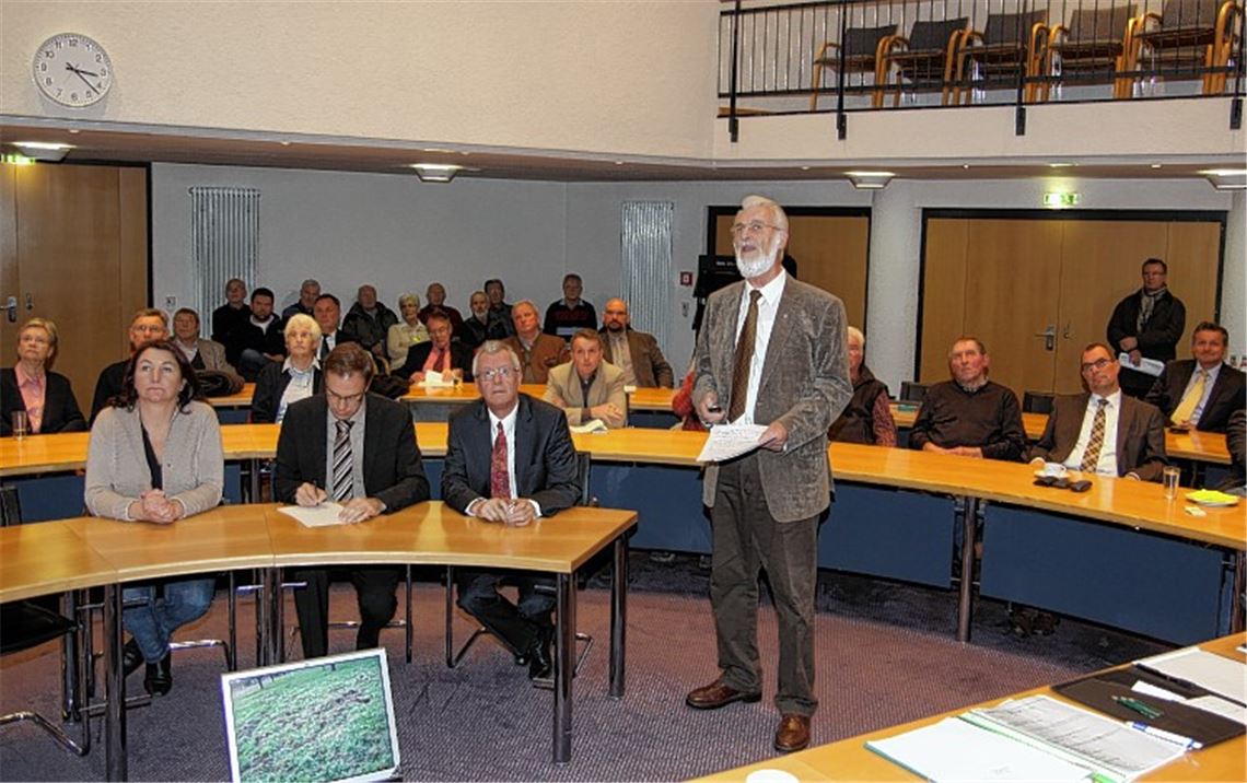 Petent Hans-Werner Herre erläutert in einem Vortrag sein Anliegen an die Mitglieder des Petitionsausschusses, die Landtagsabgeordneten Beate Böhlen und Werner Rapp. Zur Anhörung waren auch Vertreter der Landwirtschaft, der Jäger, von Behörden und betroffene Grundstücksbesitzer gekommen.