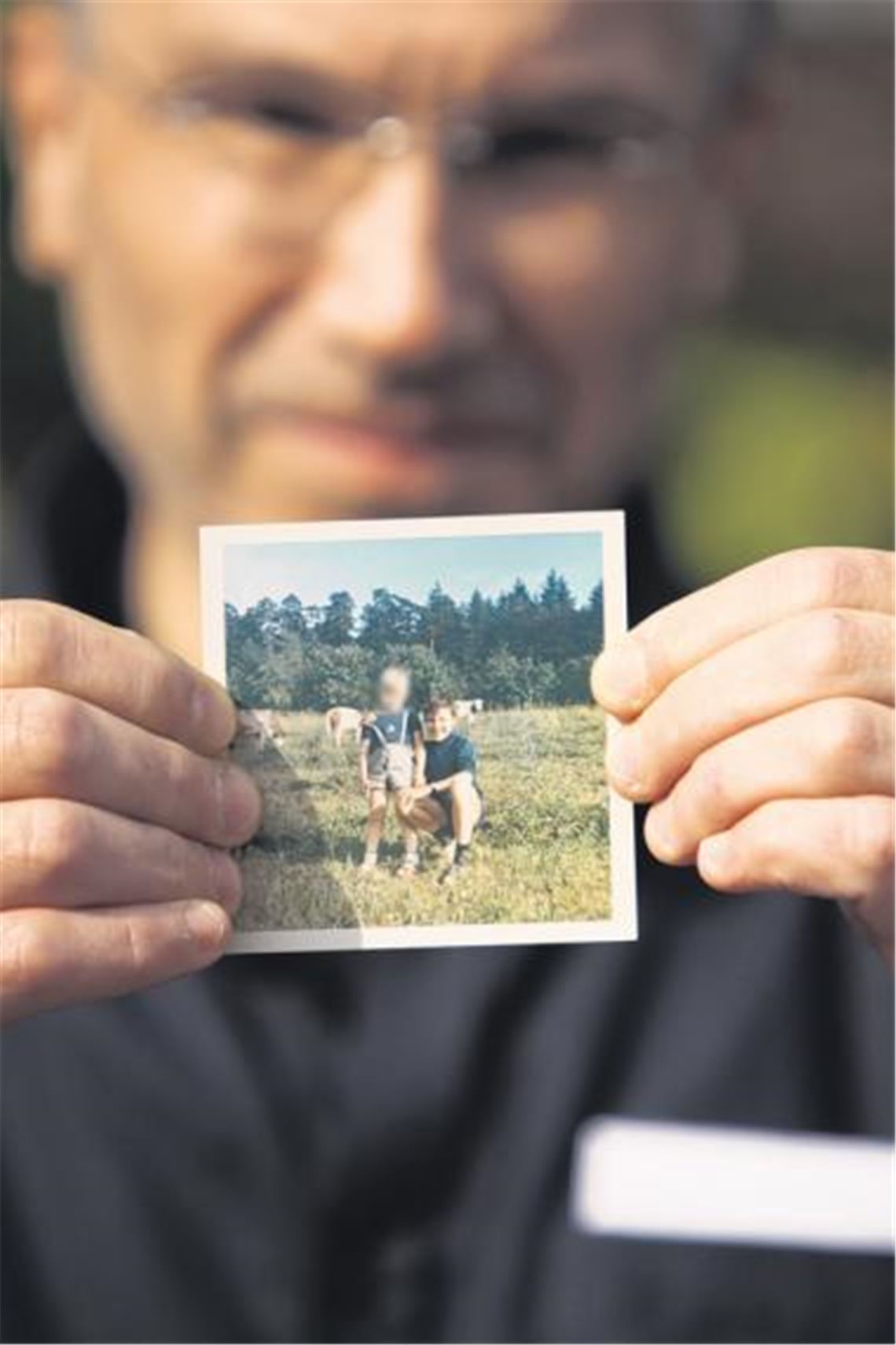 Peter Ambrosch mit einem Bild, das ihn rechts als Lausbub zeigt. So unbeschwert war seine Kindheit allerdings nicht. Vor allem nicht die ersten drei Jahre auf dem Mühlacker Gymnasium. 
Foto: Goertz