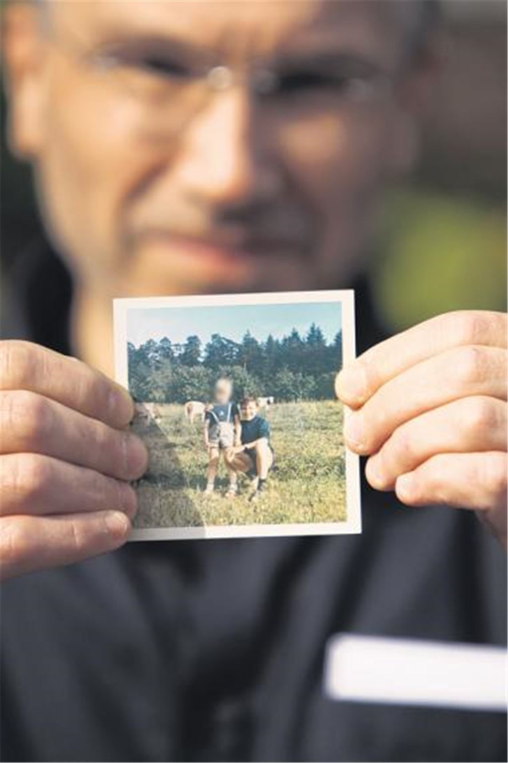 Peter Ambrosch mit einem Bild, das ihn rechts als Lausbub zeigt. So unbeschwert war seine Kindheit allerdings nicht. Vor allem nicht die ersten drei Jahre auf dem Mühlacker Gymnasium. 
Foto: Goertz