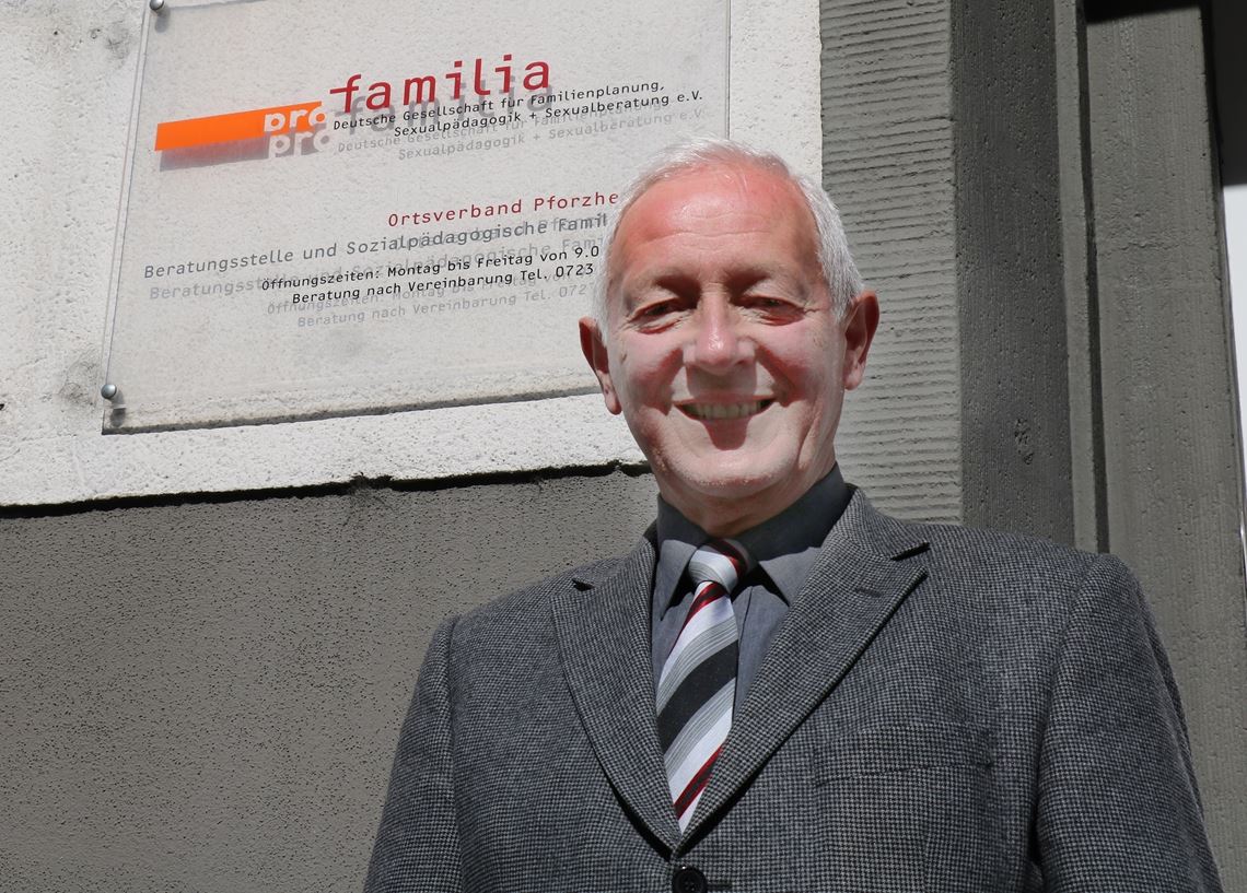 Peter Benkner, Erster Vorsitzender des Ortsverbands von Pro Familia, vor der Beratungsstelle in der Pforzheimer Oststadt, wo Abtreibungsgegner „Mahnwachen“ abhielten. Wewoda