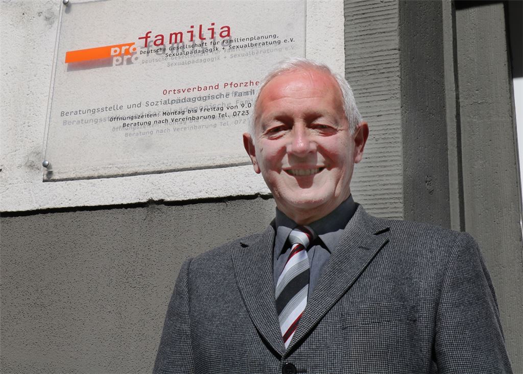 Peter Benkner, Erster Vorsitzender des Ortsverbands von Pro Familia, vor der Beratungsstelle in der Pforzheimer Oststadt, wo Abtreibungsgegner „Mahnwachen“ abhielten. Wewoda