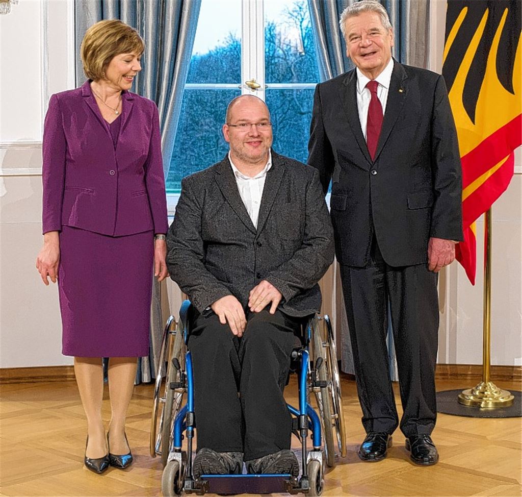 Peter Benzenhöfer aus Mühlacker wird im Schloss Bellevue von Bundespräsident Joachim Gauck und seiner Lebensgefährtin Daniela Schadt im Rahmen des Neujahrsempfangs begrüßt. Das Staatsoberhaupt würdigt das ehrenamtliche Engagement des 45-Jährigen, der sich seit vielen Jahren im Landesvorstand der Lebenshilfe für Menschen mit Handicap einsetzt. 