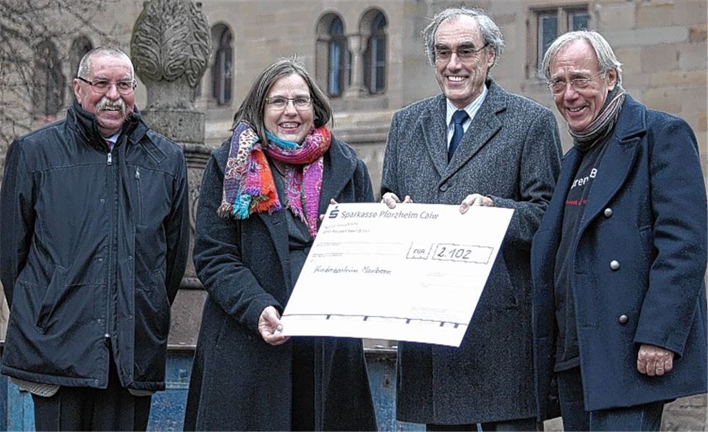 Peter Braun, Leiter der Klosterverwaltung (li.), Gerhard Ruhl von der Brenz Band (v. re.) und Andreas Falz, Geschäftsführer der Staatlichen Schlösser und Gärten übergeben symbolisch den Erlös des Konzerts im Oktober an die Pfarrerin des Kinderzentrums Sabine Leibbrandt. 