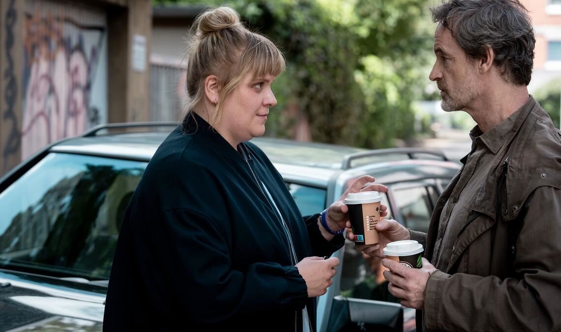 Peter Faber (Jörg Hartmann, r) wartet auf Rosa Herzog (Stefanie Reinsperger, l) mit einem Kaffee vor ihrer Wohnung.