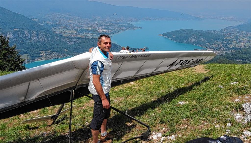 Peter Friedemann und sein Fluggerät über dem Lac d’Annecy am Rande der französischen Alpen.