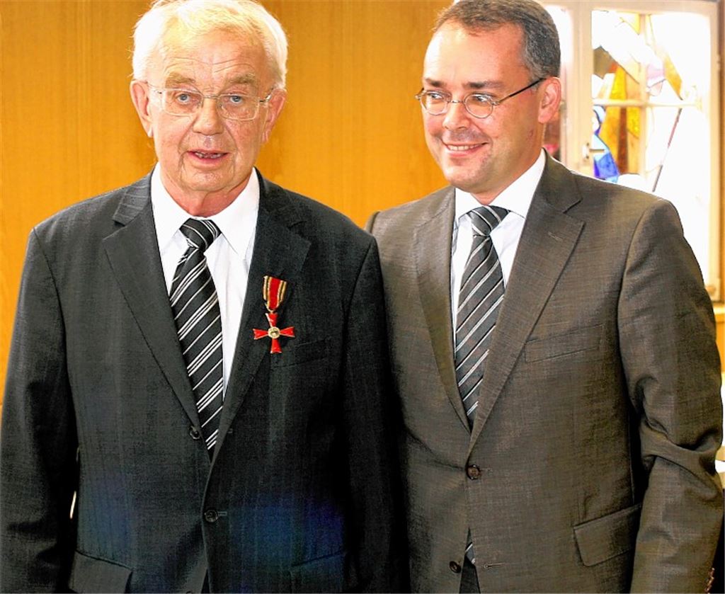 Peter Friedrich, Minister für Bundesrat, Europa und internationale Angelegenheiten zeichnet Vaihingens Ehrenbürger Heinz Kälberer mit dem Bundesverdienstkreuz am Band aus. Foto: Kollros