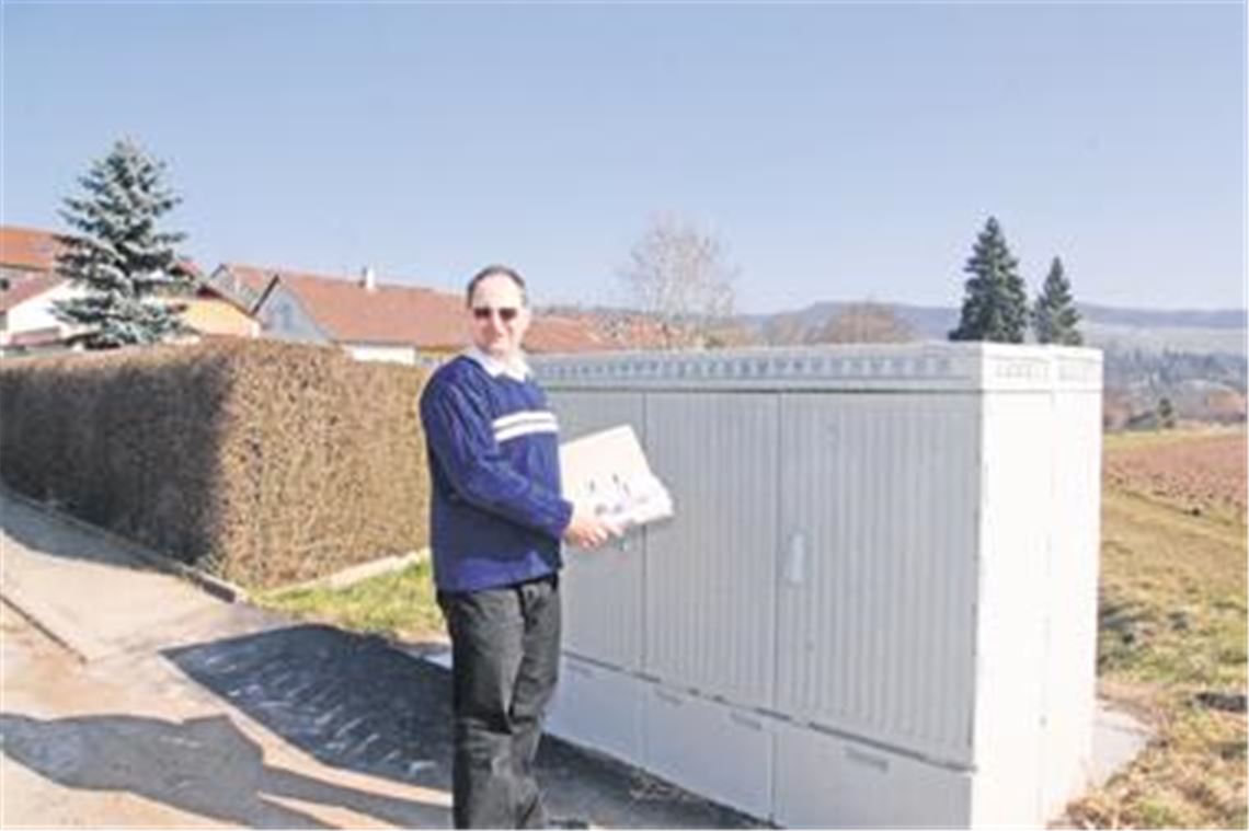 Peter Giesen am DSL-Verteilerknoten in Diefenbach am Maulbronner Weg. Eigentlich sollte der ganze Ortsteil an die Datenautobahn angeschlossen sein. Aber nur eigentlich. Foto: Goertz