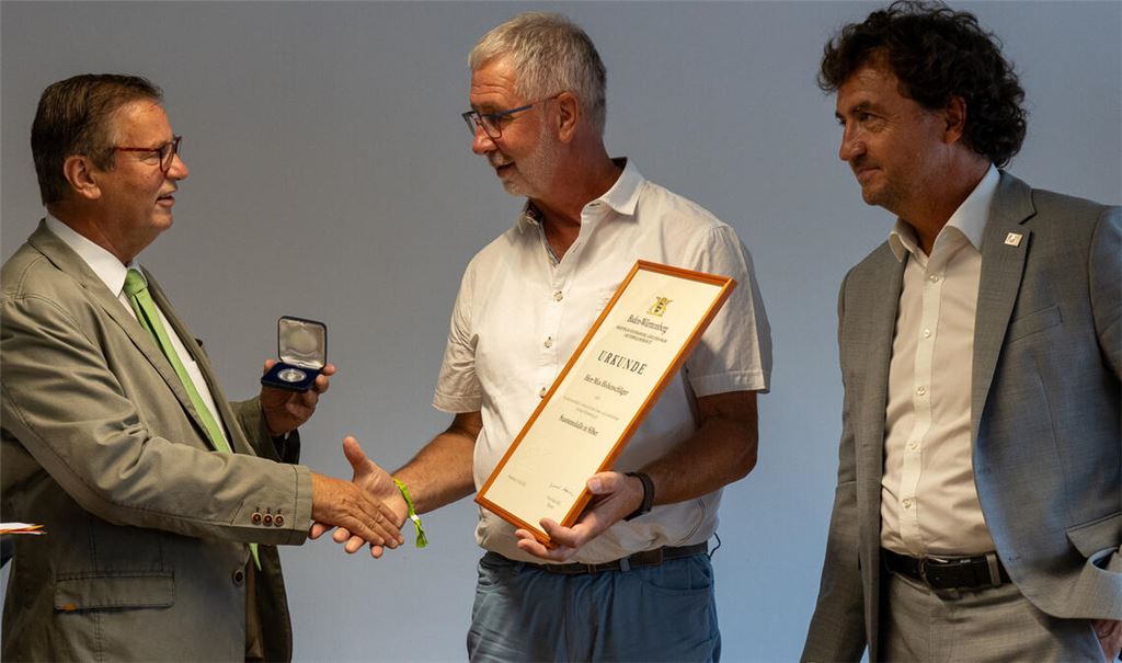 Peter Hauk (v.li.), Max Hohenschläger und Martin Joos bei der feierlichen Übergabe der Staatsmedaille in Silber. Foto: Reidel