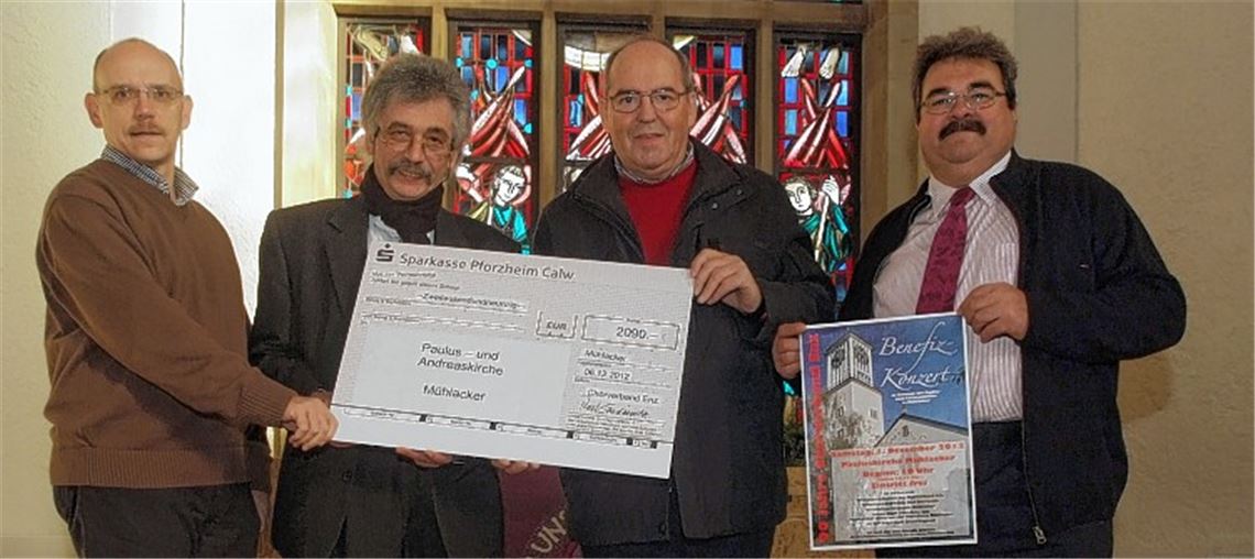 Peter Heinke, Rolf Czudzowitz (v. re.) und Jürgen Huttenlocher (li.) übergeben die Spende eines Benefizkonzertes des Chorverbands Enz an Dekan Ulf van Luijk. 