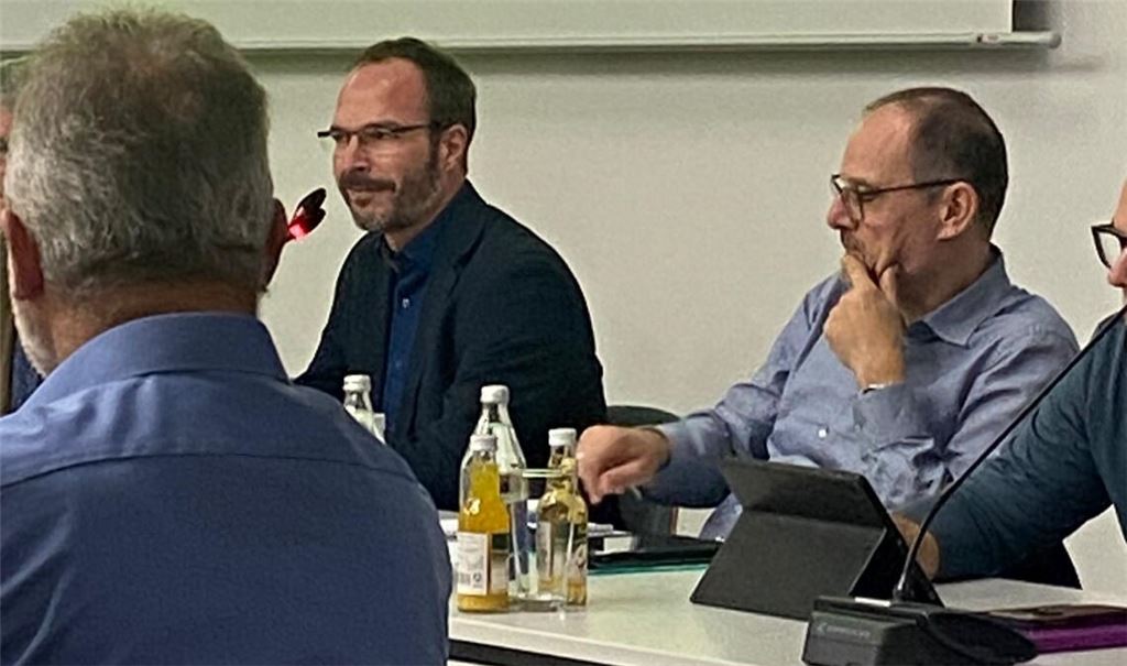 Peter Jan Heissenberger (2.v.li.) unterstreicht den Wert einer Bibliothek. Foto: Stahlfeld