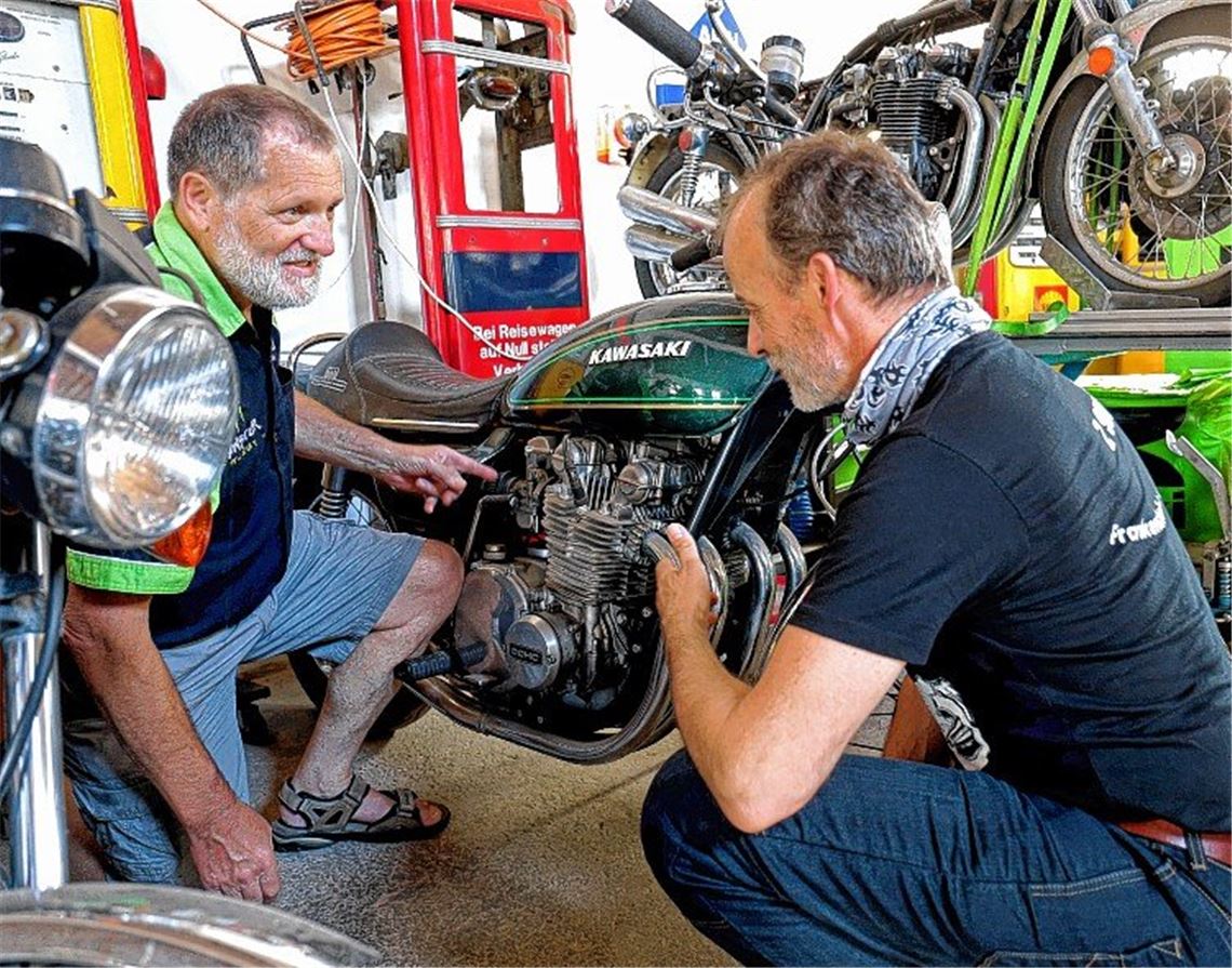 Männer stehen auf Frankensteins Tochter