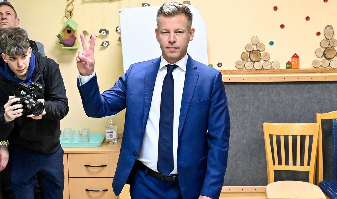 Peter Magyar, Vorsitzender der Oppositionspartei Tisza, nach der Stimmabgabe in einem Wahllokal in Budapest.