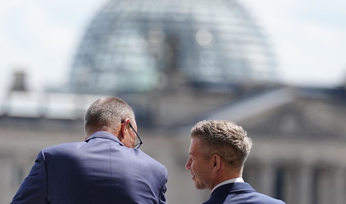 Péter Magyar (r), Ungarns Ministerpräsident, und Bundeskanzler Friedrich Merz (CDU) stehen nach den militärischen Ehren für ein Gespräch auf dem Balkon des Bundeskanzleramtes in Berlin.