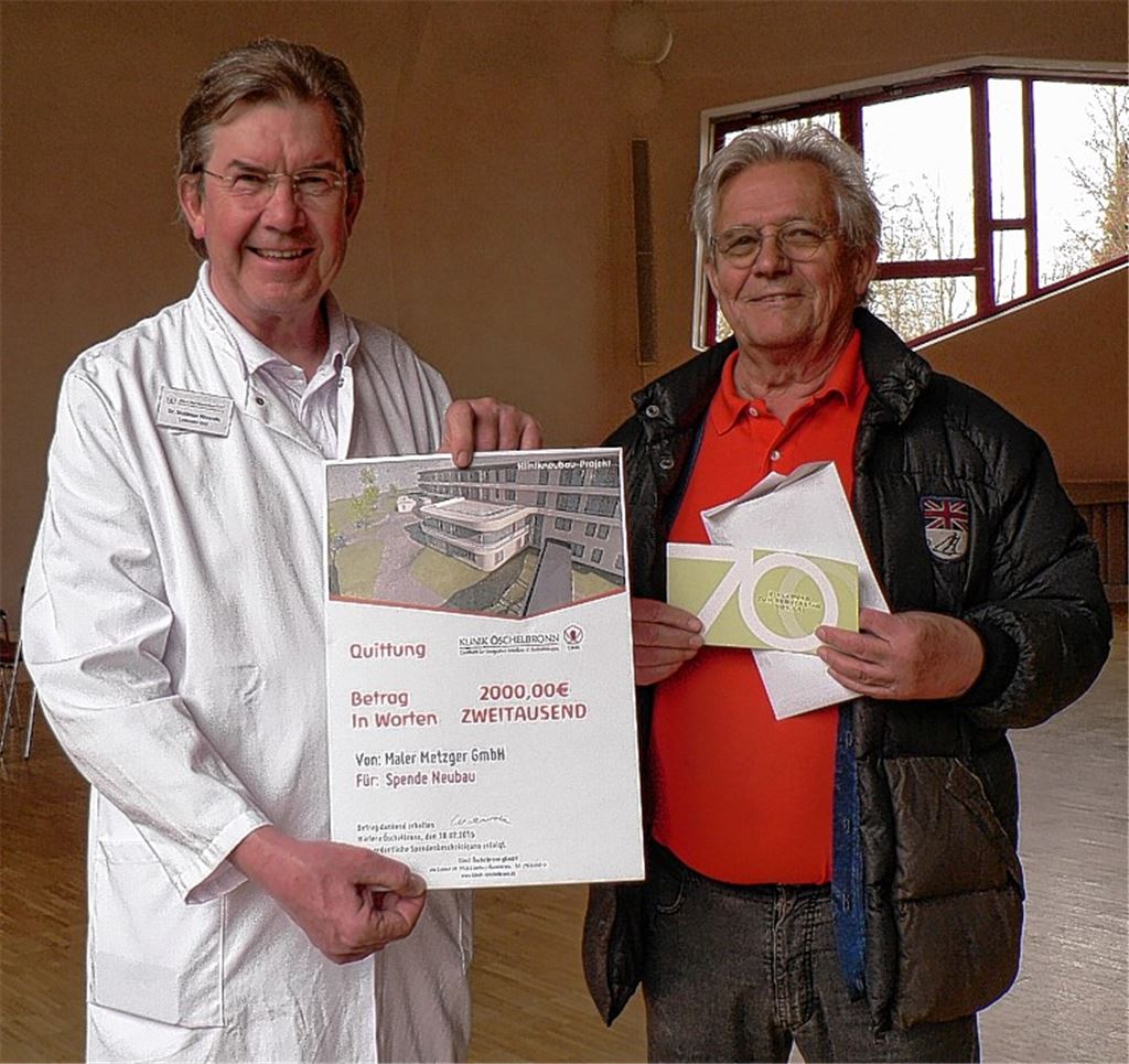 Peter Metzger (re.) übergibt Dr. Matthias Woernle den Spendenscheck. Foto: privat