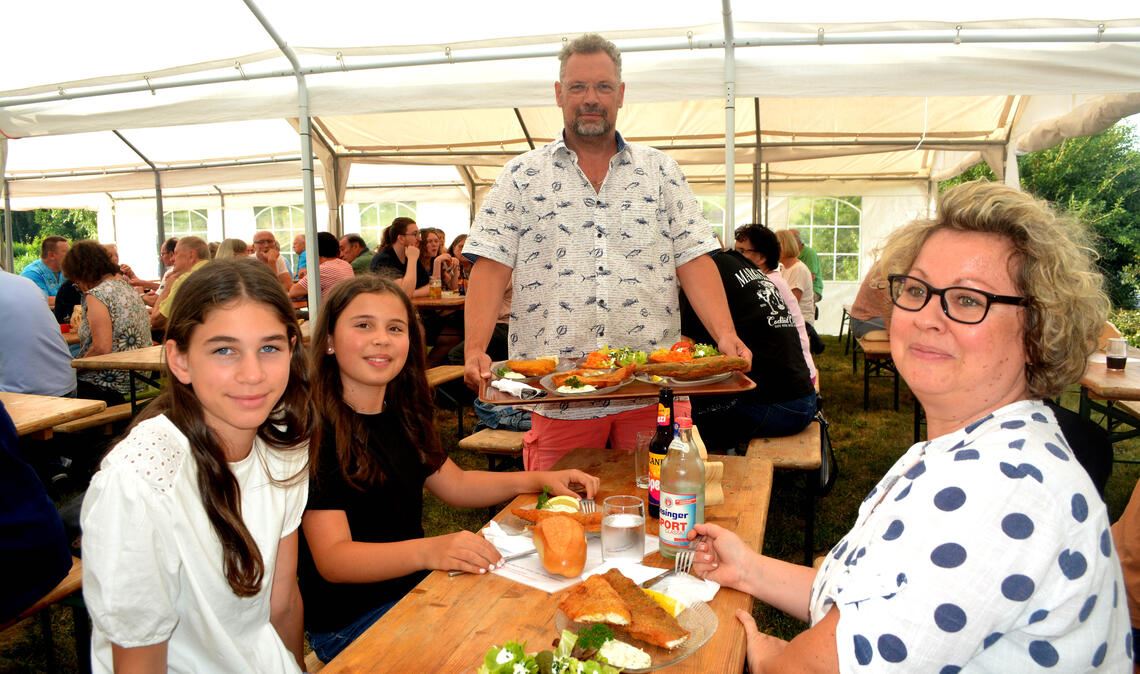 Peter Müssle und die anderen Vereinsmitglieder servieren den Gästen Fisch. Foto: Stahlfeld