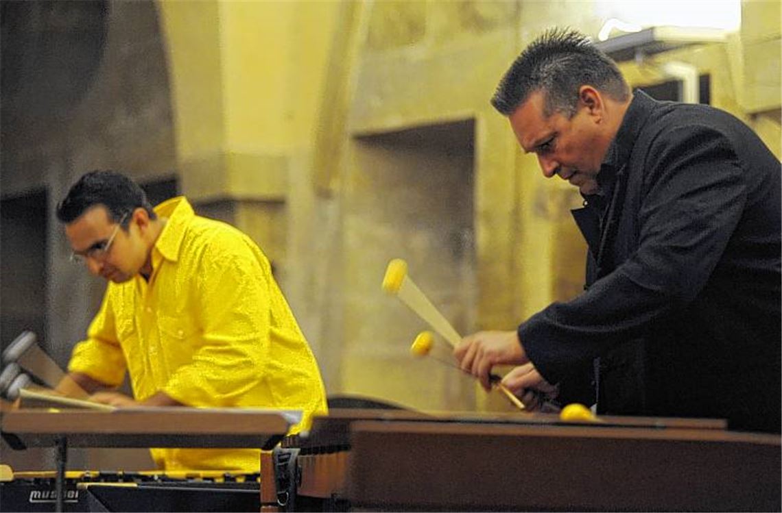 Peter Sadlo (re.) und seine Musikerkollegen vereinen mit ihren rhythmischen Klangwelten musikalische Vergangenheit und Gegenwart.