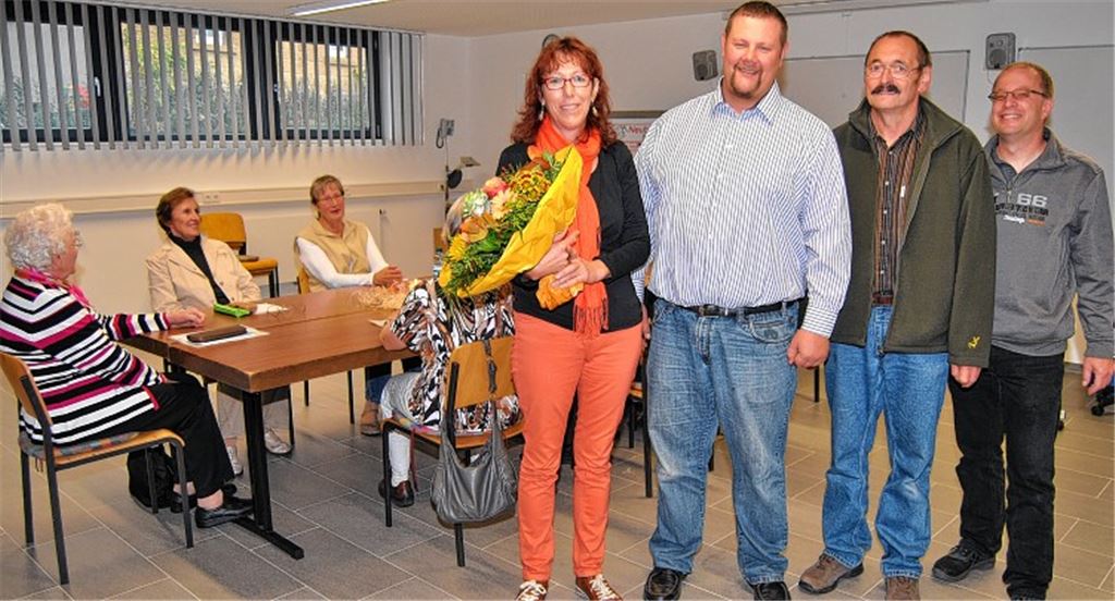 Peter Schäfer, Helmut Karst und Tobias Nohe (v.re.) begrüßen die Teilnehmer und überreichen der Kursleiterin Marie-Luise Mühleder einen Blumenstrauß.