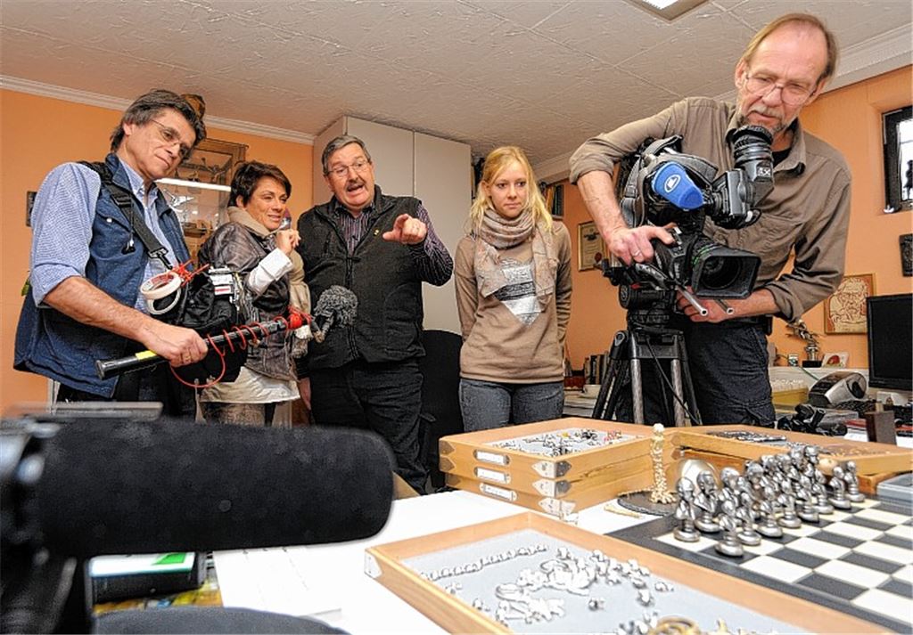 Peter Stantscheff (Mitte) stellt dem SWR-Team mit Sonja Faber-Schrecklein (2.v.li.) seine künstlerische Arbeit vor.