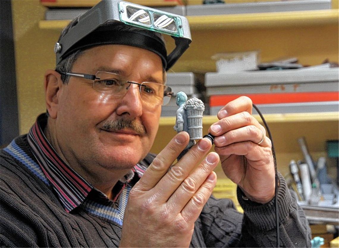 Peter Stantscheff kratzt die letzten Korrekturen in Weingärtner, Butte und Weintrauben. 