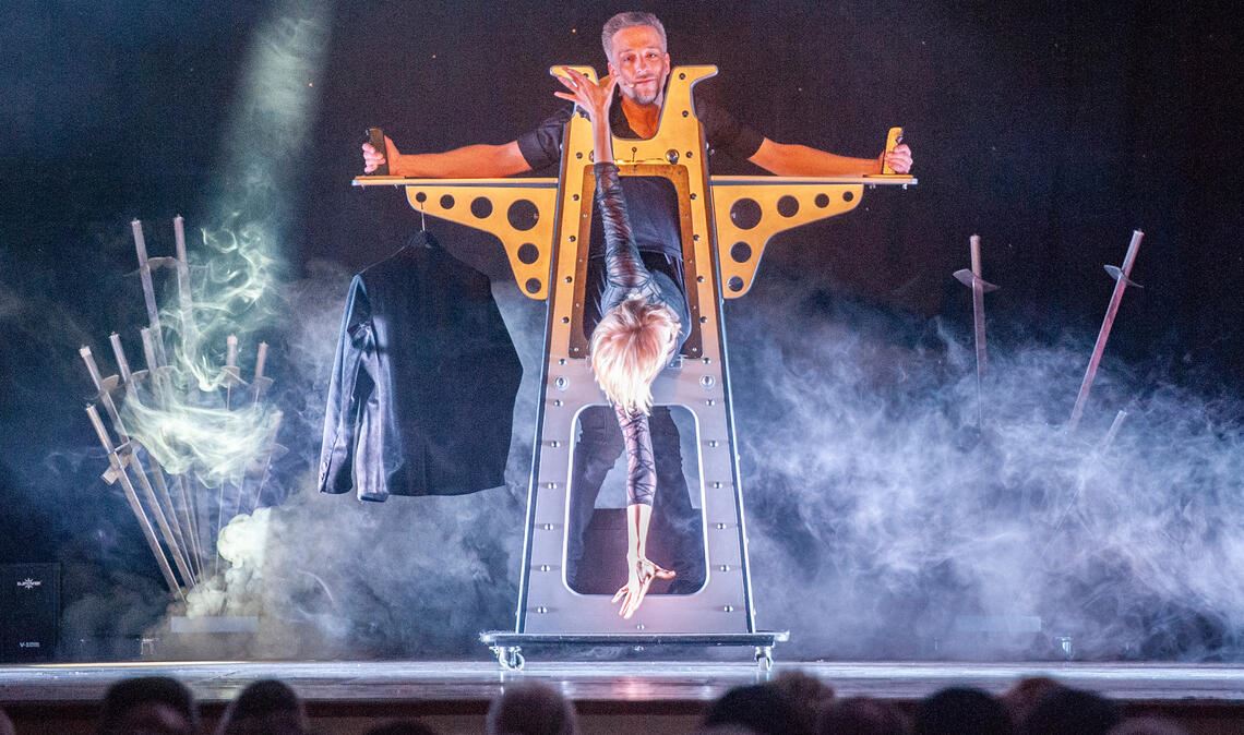 Peter Valance ist ein Meister der Illusionen und verblüfft immer wieder mit seinen Tricks. Seine Show arbeitet aber auch mit Elementen aus dem Comedy-Bereich. Fotos: Fotomoment