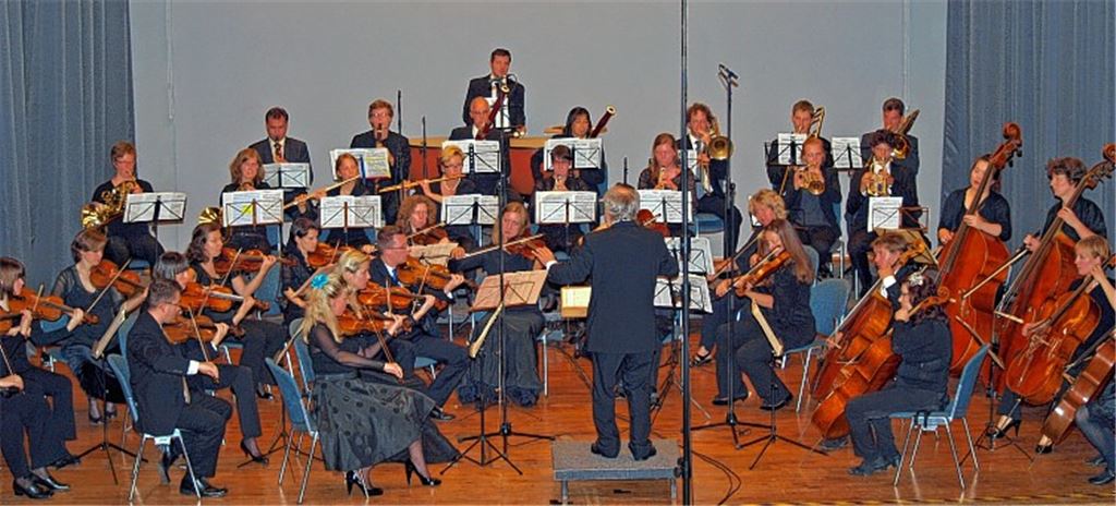 Peter Wallinger dirigiert die Süddeutsche Kammersinfonie Bietigheim.