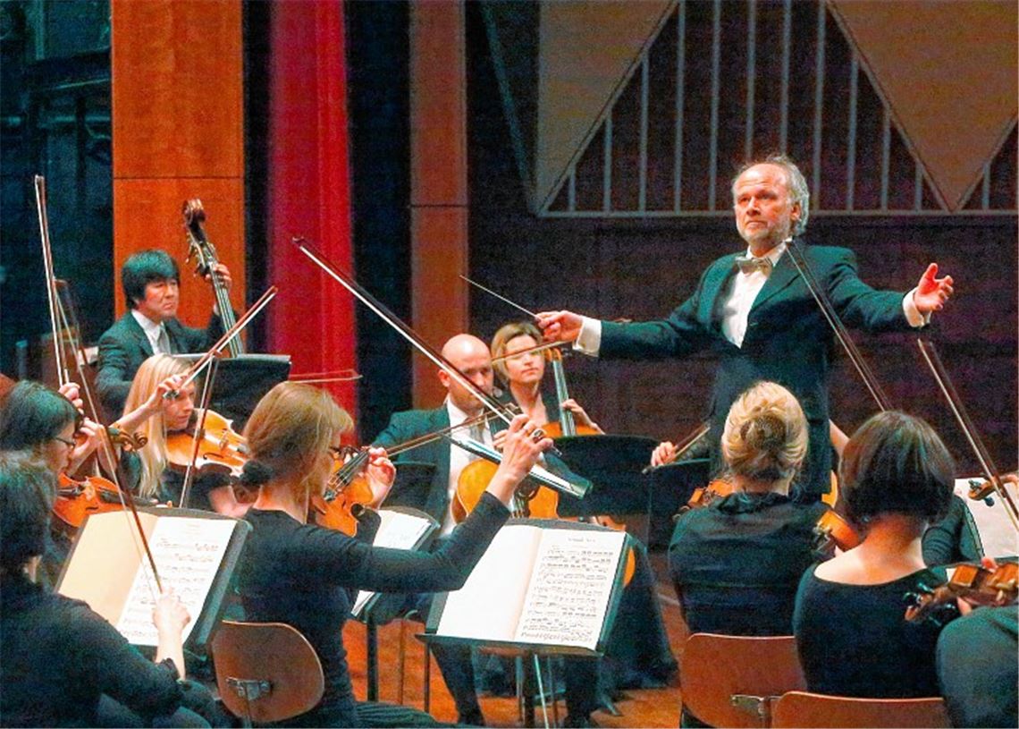 Peter Wallinger und die Süddeutsche Kammersinfonie Bietigheim freuen sich auf die Solisten Maria Rebekka Stöhr (oben), Saleem Khan und Eline Breuer sowie Ursula Schoch (Bild re. unten).